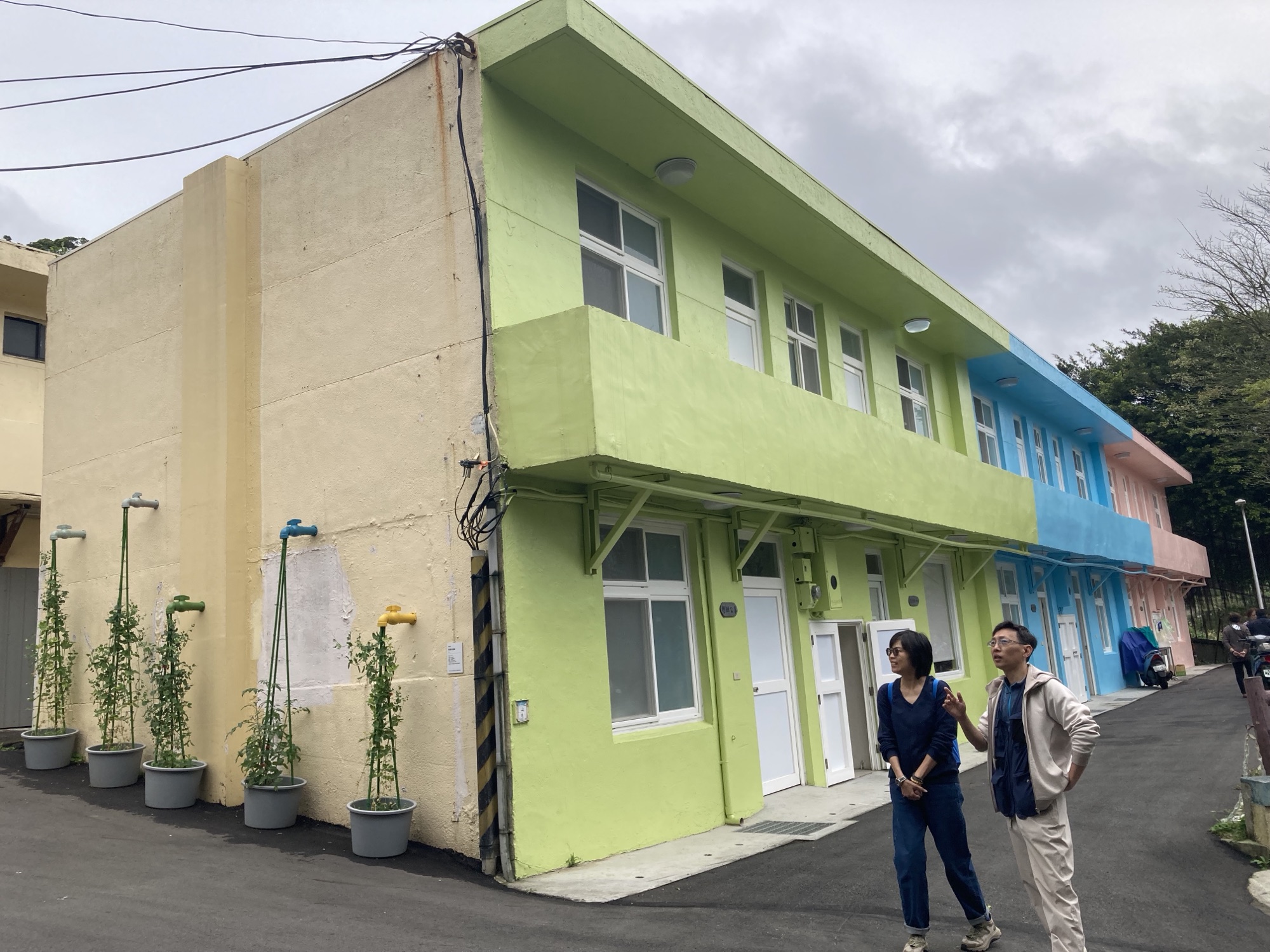 大同之家活動中心外觀：兩層樓連棟建物，綠色與藍色外牆